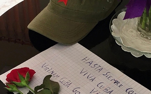 Xúc động lễ viếng lãnh tụ Fidel Castro Ruz tại Hà Nội, TP HCM